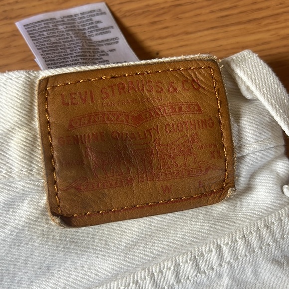 White Mid Rise Levis Shorts - Picture 5 of 5